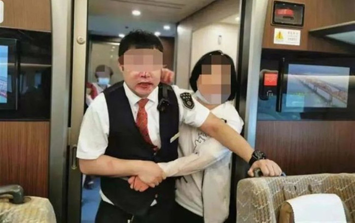 Người phụ nữ đánh nhân viên soát vé chảy máu mũi, hành động sau đó còn gây choáng hơn Ảnh 2