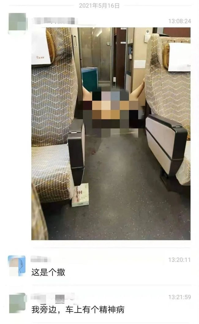 Sau đó, cô này còn có hành động gây choáng khi cởi đồ nằm trên sàn tàu.