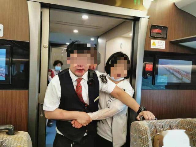 Người phụ nữ hành hung nhân viên soát vé.