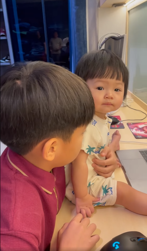 Cô nhóc Suchin rất quấn quýt anh trai, vừa mới thức dậy liền đã đòi chơi với anh.