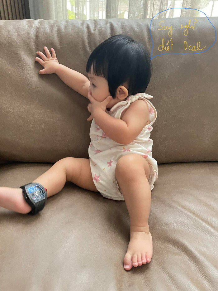 Mặc dù cô nhóc đang vô cùng 'nghiêm túc' suy nghĩ cách chốt deal, tuy nhiên đôi chân đeo đồng hồ bạc tỷ của bố mới là điều khiến dân tình không thể rời mắt.