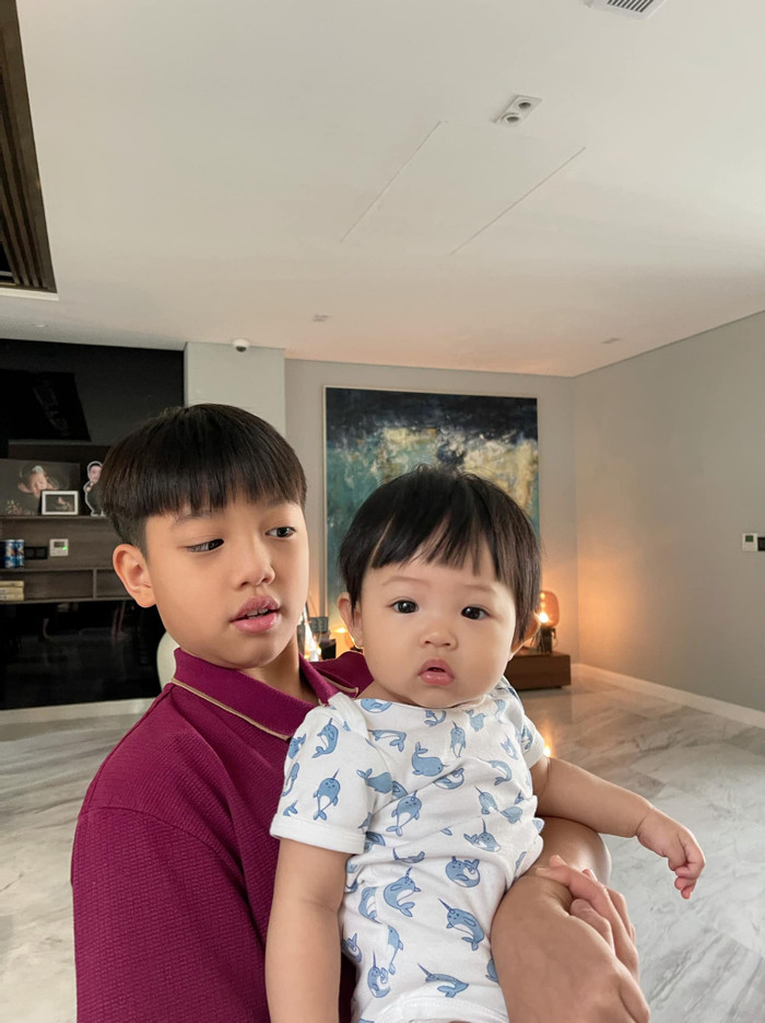 Hai anh em Subeo - Suchin hiện đều đang để chung một quả đầu nấm giống nhau mà theo Cường Đô La thì nhìn vào là thấy 'không thể lạc đâu được'.