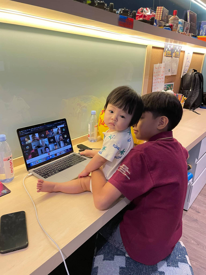 Cường Đô La chia sẻ khoảnh khắc bé Subeo dù bận học online vẫn tranh thủ chăm em gái Suchin.