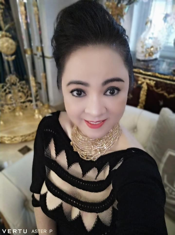 Bà Phương Hằng đeo vàng nặng trĩu để livestream, còn diện áo 'hiểm hóc' suýt lộ cả điểm 'nhạy cảm' Ảnh 6
