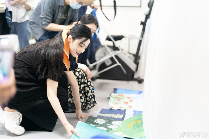 Mỹ nhân hàng đầu Cbiz đẹp ngất ngây trong bộ trang phục đen giản giản dị qua những bức ảnh được chụp vội vàng