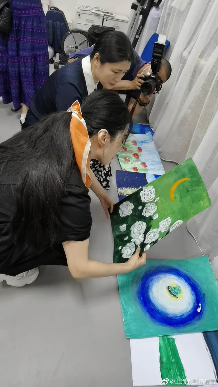 Đặc biệt là kiểu buộc tóc bằng khăn lụa là của Phạm Băng Băng thu hút hơn cả