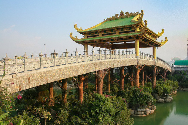 Và đây là chiếc cầu đá ngoài đời thực.