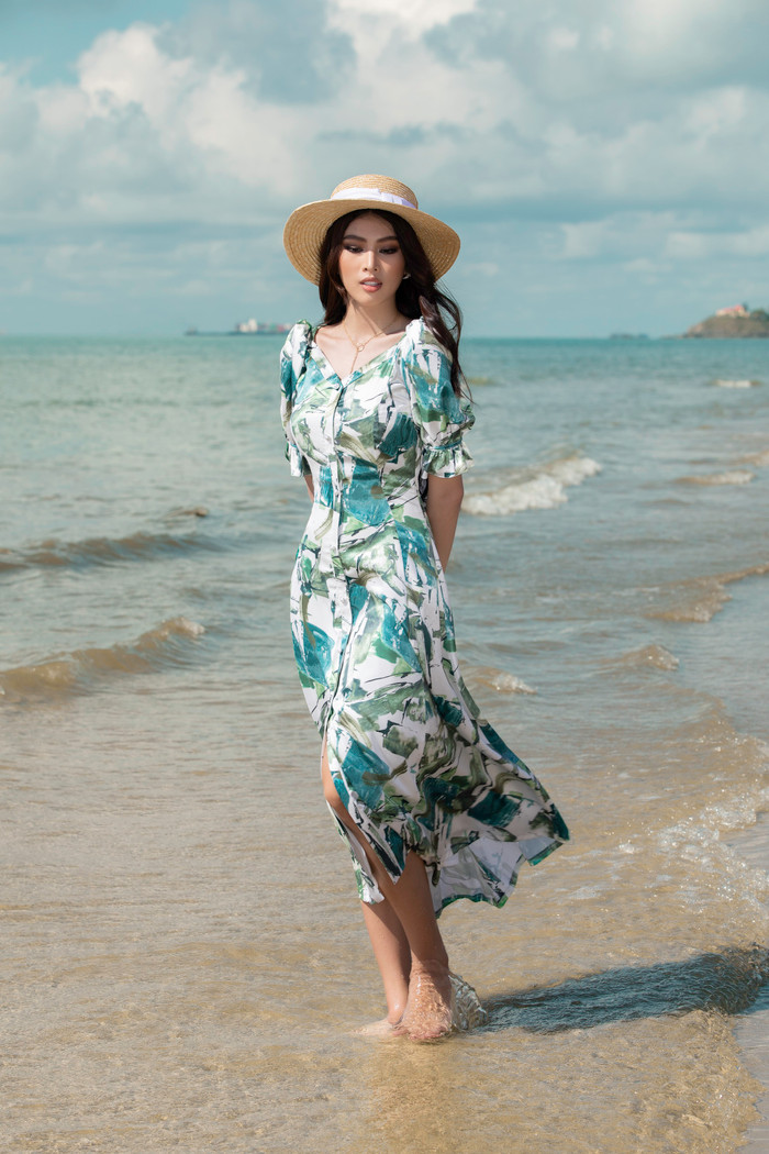 Nàng hậu xinh đẹp rạng rỡ dưới nắng trong dáng váy hiền dịu, nhã nhặn