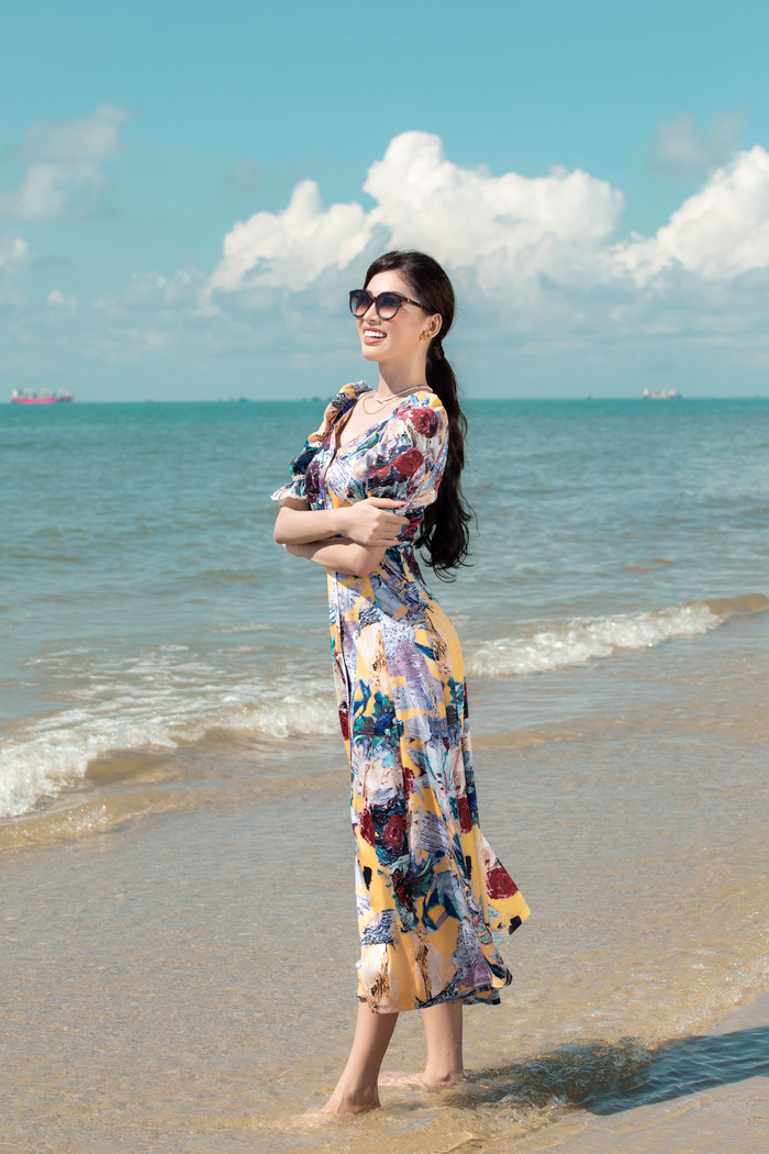 Thoái khỏi hình ảnh gợi cảm & hở bạo. Á hậu Ngọc Thảo chọn mặc những chiếc váy đi biển nữ tính