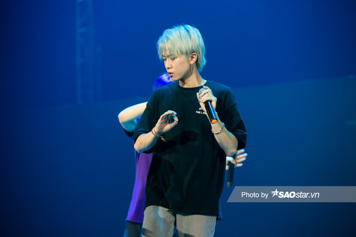 Tuy các chàng trai chỉ mặc những chiếc áo thun đơn giản, nhưng đủ hút hồn fan girl