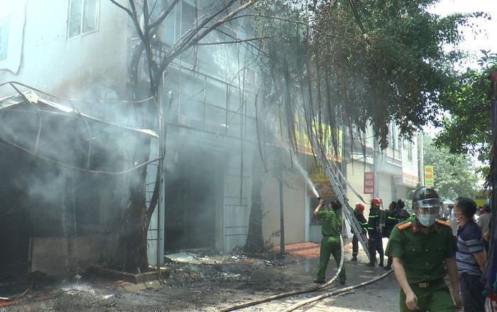 Hà Nội: Cháy lớn tại quán bia vào giữa trưa, thiêu rụi nhiều tài sản Ảnh 2