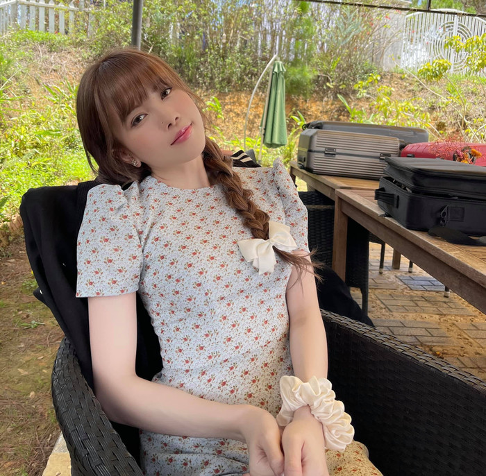 Cứ lâu lâu là Thiều Bảo Trâm lại trở về với gu thời trang nữ tính, dịu dàng đến bất ngờ