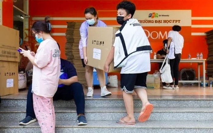 Sinh viên gấp rút dọn đồ đạc, nhường KTX làm nơi cách ly Covid- 19 Ảnh 2