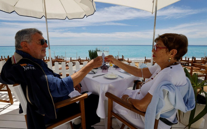 Nhờ vắc xin COVID-19, cuộc sống dần tái sinh ở châu Âu và Mỹ Ảnh 2