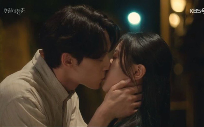 'Tuổi trẻ của tháng năm' tập 4: Sau nụ hôn ngọt ngào của Lee Do Hyun thì Go Min Si bị bắt Ảnh 2