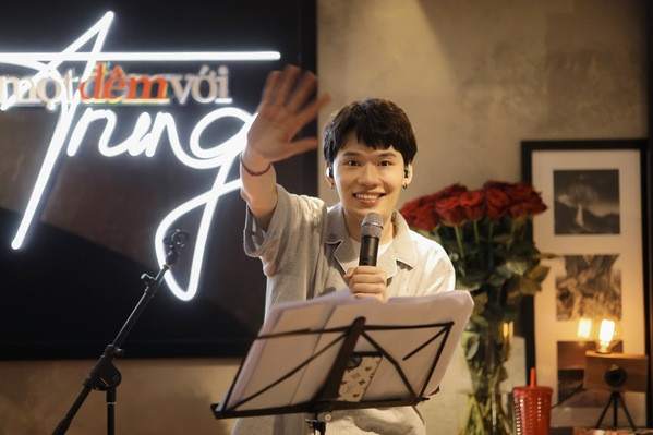 Quang Trung tổ chức livestream ca nhạc.