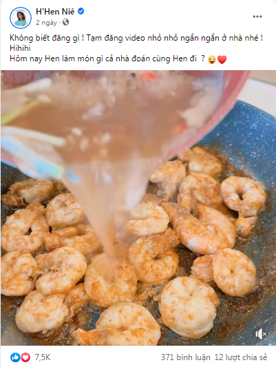 H'Hen Niê chăm chỉ tự nấu ăn.