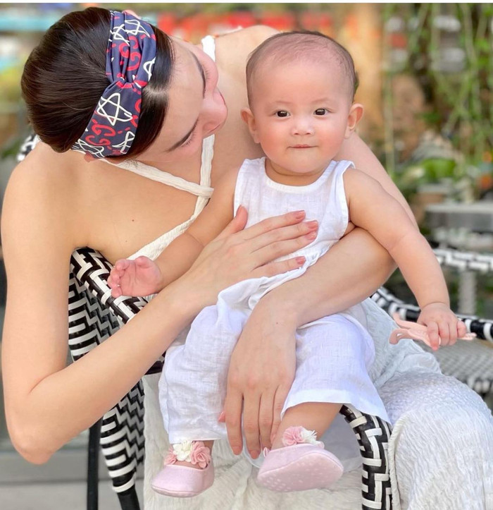 Biểu cảm vô cùng đáng yêu của bé Lisa trước ống kính