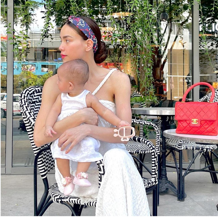 Cận cảnh chiếc túi hiệu Chanel màu đỏ vintage mà Lisa 'mượn' xách theo để chụp hình