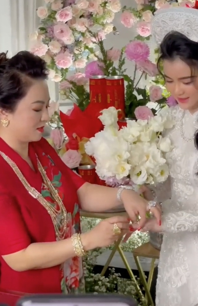 Bà Phương Hằng bị con dâu 'dằn mặt' về sự giàu có: Show cận cảnh xế hộp, nhẫn hột xoàn to như 'hột nhãn' Ảnh 6