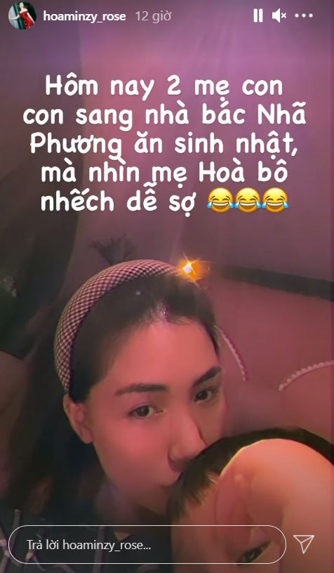 Hòa Minzy đã cùng con trai mình là bé Bo đến nhà vợ chồng Nhã Phương - Trường Giang để dự tiệc sinh nhật của Nhã Phương.