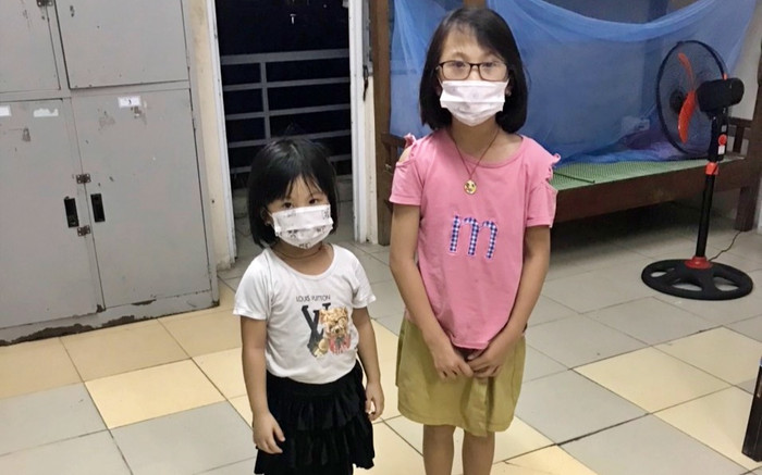 Bố mắc Covid-19 vừa qua đời, 2 con gái nhỏ ngơ ngác bám víu vào nhau trong khu cách ly ở Bắc Ninh Ảnh 2