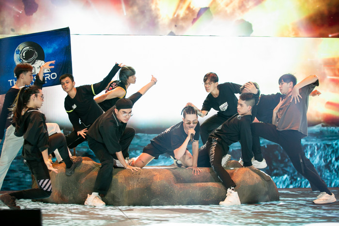 Thanh Duy diện trang phục tông đen, thực hiện nhiều động tác 'lăn lê bò trườn'