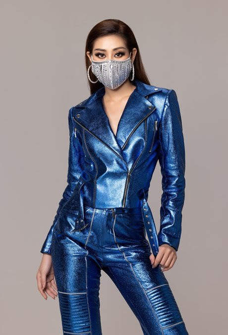 Thả dáng trong set đồ biker tông xanh cá tính, Khánh Vân còn được điểm cộng khi mix cùng khẩu trang xanh nhạt, đính đá.