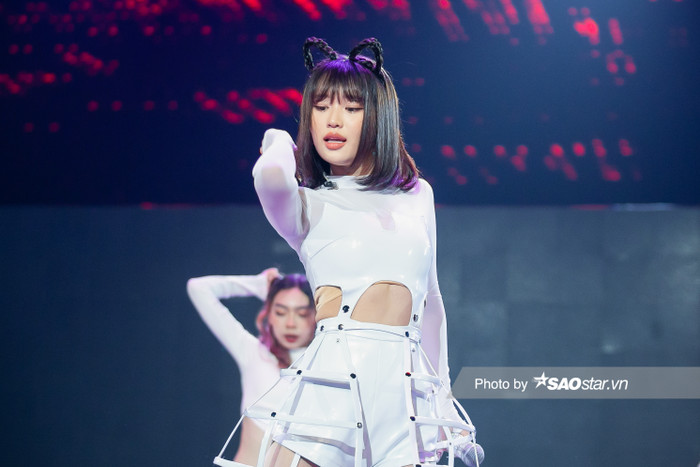 Mái tóc ngắn như cúp bê tôn lên nhan sắc dịu dàng của Han Sara