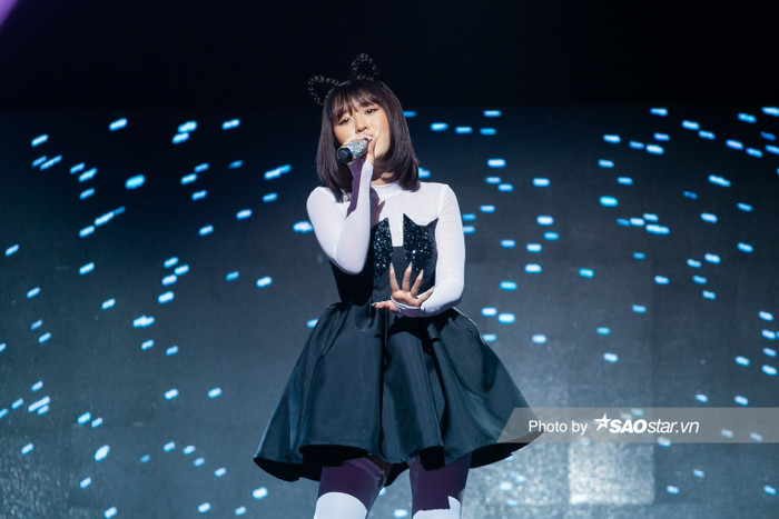 Cô nàng sinh năm 2000 khiến người nghe phải chìm đắm trong ca khúc Vì yêu là nhớ với những giây phút xuất hiện trên sân khấu The Heroes