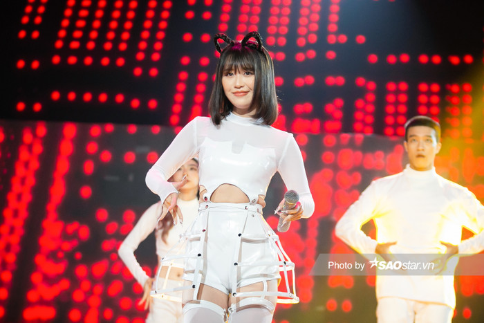 Nhờ cái khung váy được đính kèm với set đồ trắng nên rất dễ dàng cho Han Sara cùng các bạn dancer 'thay đồ' nhanh như chớp trên sân khấu