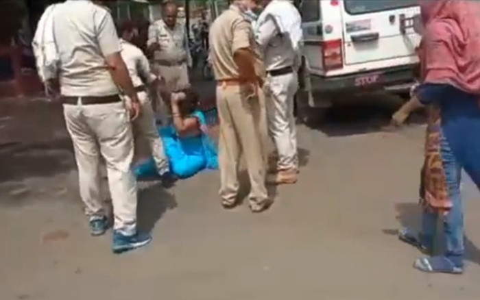 Không đeo khẩu trang vào chợ mua rau, người phụ nữ bị cảnh sát túm tóc kéo lê trên đường Ảnh 2