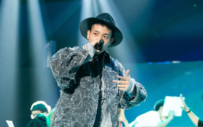 Quân A.P điển trai trong hậu trường The Heroes, mặt mộc vẫn khiến fangirl 'xỉu up xỉu down' Ảnh 2