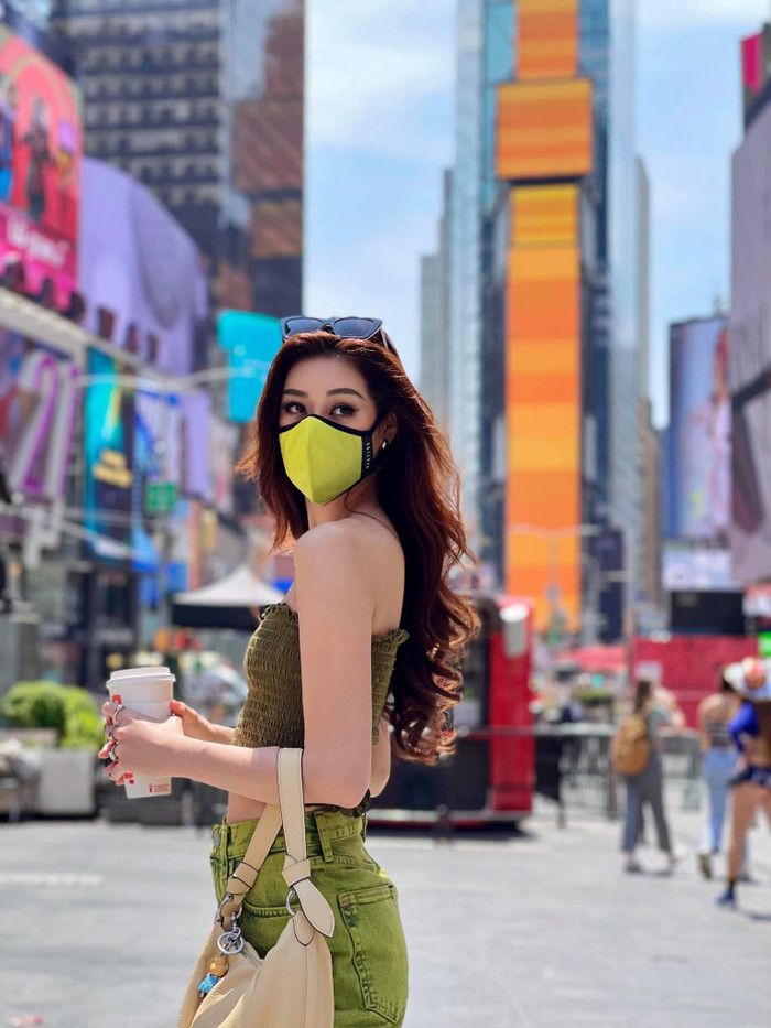 Đương kim Hoa Hậu Hoàn Vũ Việt Nam tạo dáng ở Quảng trường thời đại