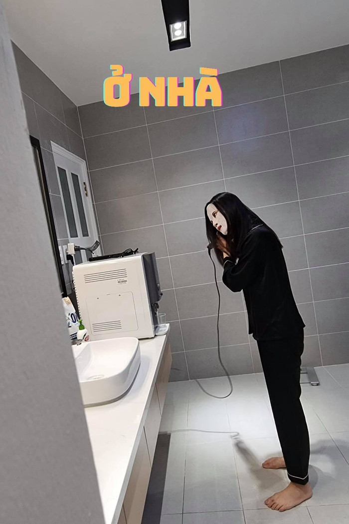 Những đến khi ở nhà thì nữ ca sĩ liền biến hình thành một bà nội trợ kiệm vợ và mẹ bỉm chính hiệu với bộ pyjama đen thùi lùi trên người, tóc tai xoã dài kèm thêm miếng mặt nạ trắng khiến ai nhìn cũng hú hồn.