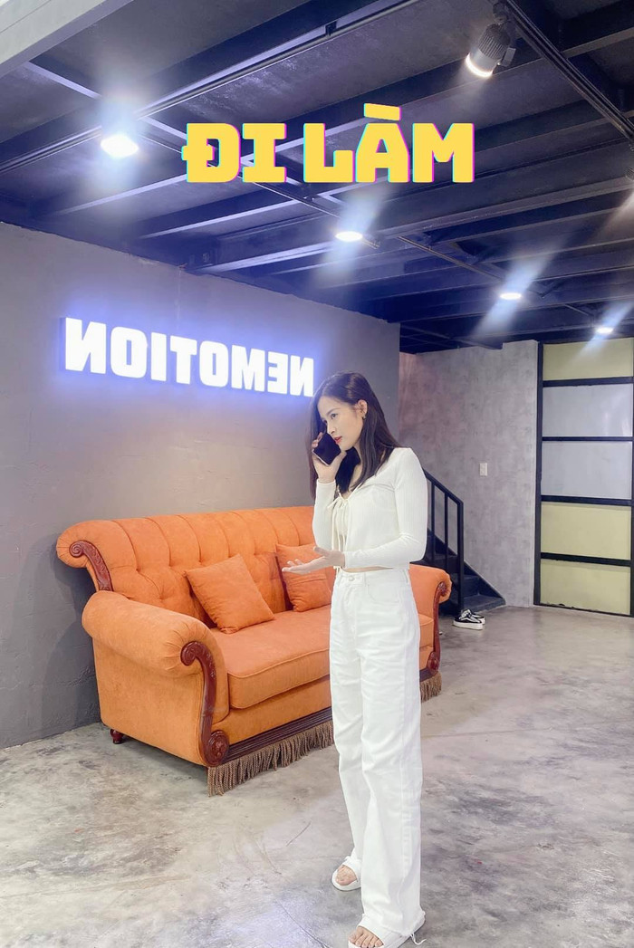 Có thể thấy, ở hình đi làm, Đông Nhi trông vô cùng nghiêm túc, chỉn chu và cực thần thái trong set đồ trắng tinh tươm.