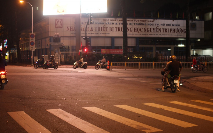 Đường phố Sài Gòn vắng vẻ sau lệnh tạm dừng bán tại chỗ các quán ăn nhỏ Ảnh 2