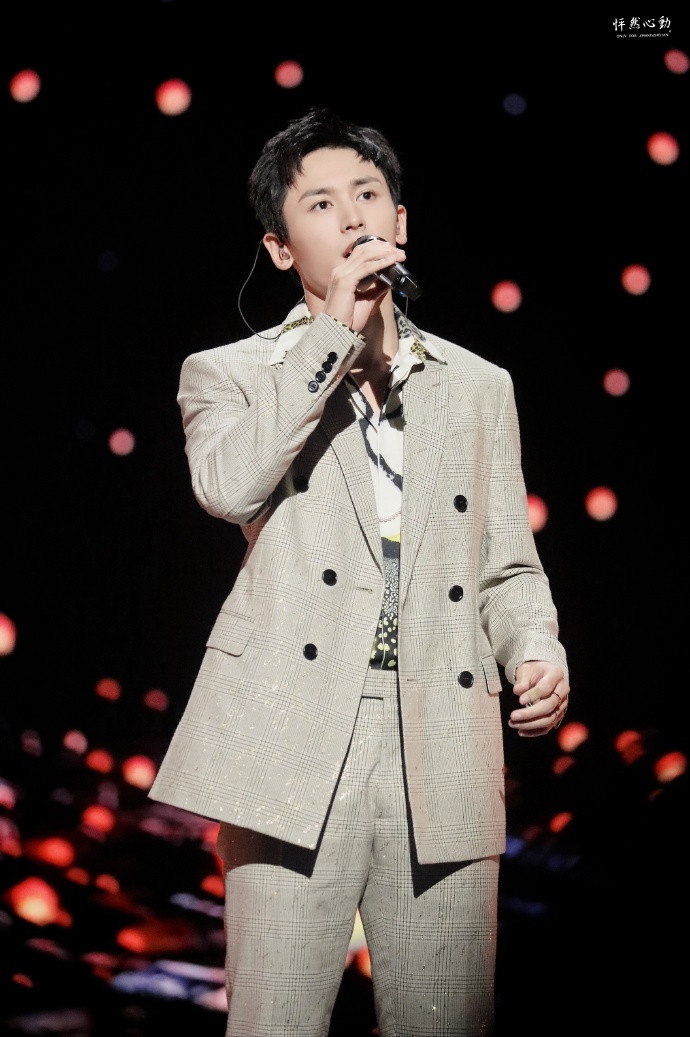 Trương Triết Hạn hóa thân thành 'chàng trai hoang dã' trong đêm hội 'Vi Á cuồng hoan' Ảnh 5