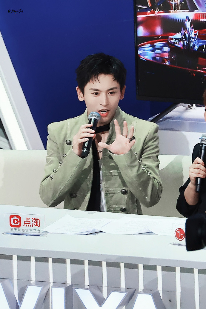 Trương Triết Hạn hóa thân thành 'chàng trai hoang dã' trong đêm hội 'Vi Á cuồng hoan' Ảnh 9