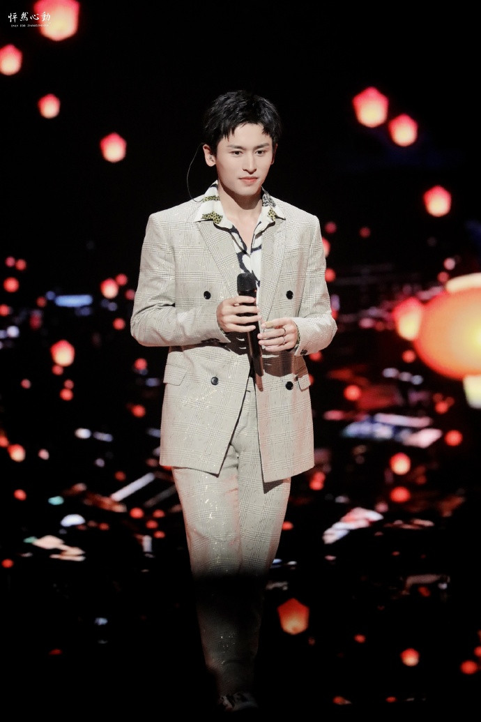 Trương Triết Hạn hóa thân thành 'chàng trai hoang dã' trong đêm hội 'Vi Á cuồng hoan' Ảnh 4