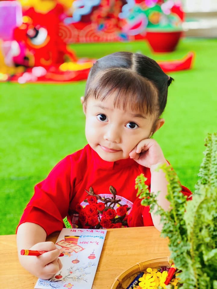 Trong khi đó, con gái lớn 4 tuổi nhà Lê Dương Bảo Lâm thì được nhận xét rất lanh lẹ và đáng yêu. Đặc biệt, cô công chúa nhỏ này cũng rất thích chơi cùng với ba.