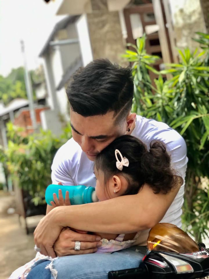 Lê Dương Bảo Lâm là kiểu người của gia đình, đi làm bận rộn ở ngoài nhưng khi về nhà thì anh luôn phụ bà xã chăm con.