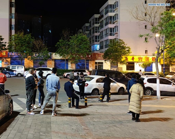 Người dân đổ ra đường ở tỉnh Thanh Hải sau trận động đất. Ảnh: Tân hoa xã