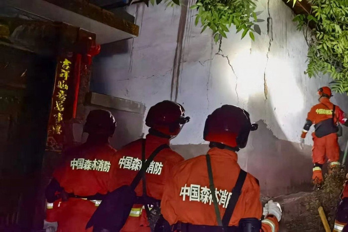 Lực lượng cứu hộ có mặt tại tâm chấn ở huyện tự trị Yangbi Yi, tỉnh Vân Nam vào sáng sớm 22/5 sau khi nơi đây rung chuyển bởi trận động đất 6,4 độ richter. Ảnh: Tân hoa xã