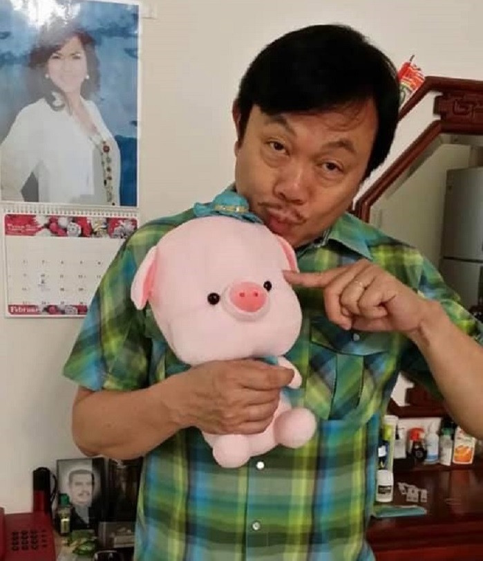 Hình ảnh Chí Tài ôm chú heo bông thời điểm năm 2014