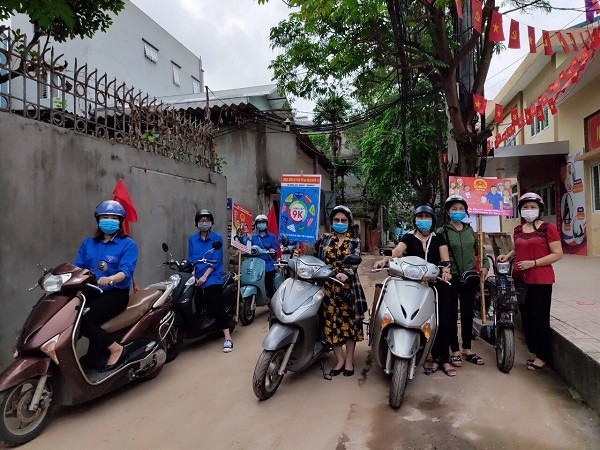 Phường Vạn Phúc, quận Hà Đông tích cực tuyên truyền lưu động và chuẩn bị hoàn thiện các phần việc cho công tác bầu cử. Ảnh: Thiện Tâm