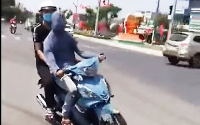 Bịt mắt chạy xe cho 'ngầu', nam thanh niên bị xử phạt hơn 7 triệu đồng Ảnh 2