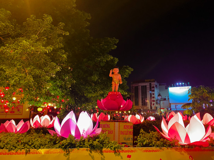 Hình tượng Thái tử Tất Đạt Đa đứng trên tòa hoa sen được bài trí cẩn thận, đẹp mắt.