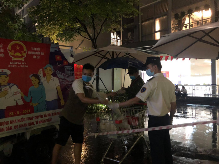 Nhu yếu phẩm được hỗ trợ đưa vào trong.