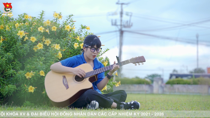 Nguyễn Thị Nhi vừa hát vừa đàn 'vũ điệu đi bầu'